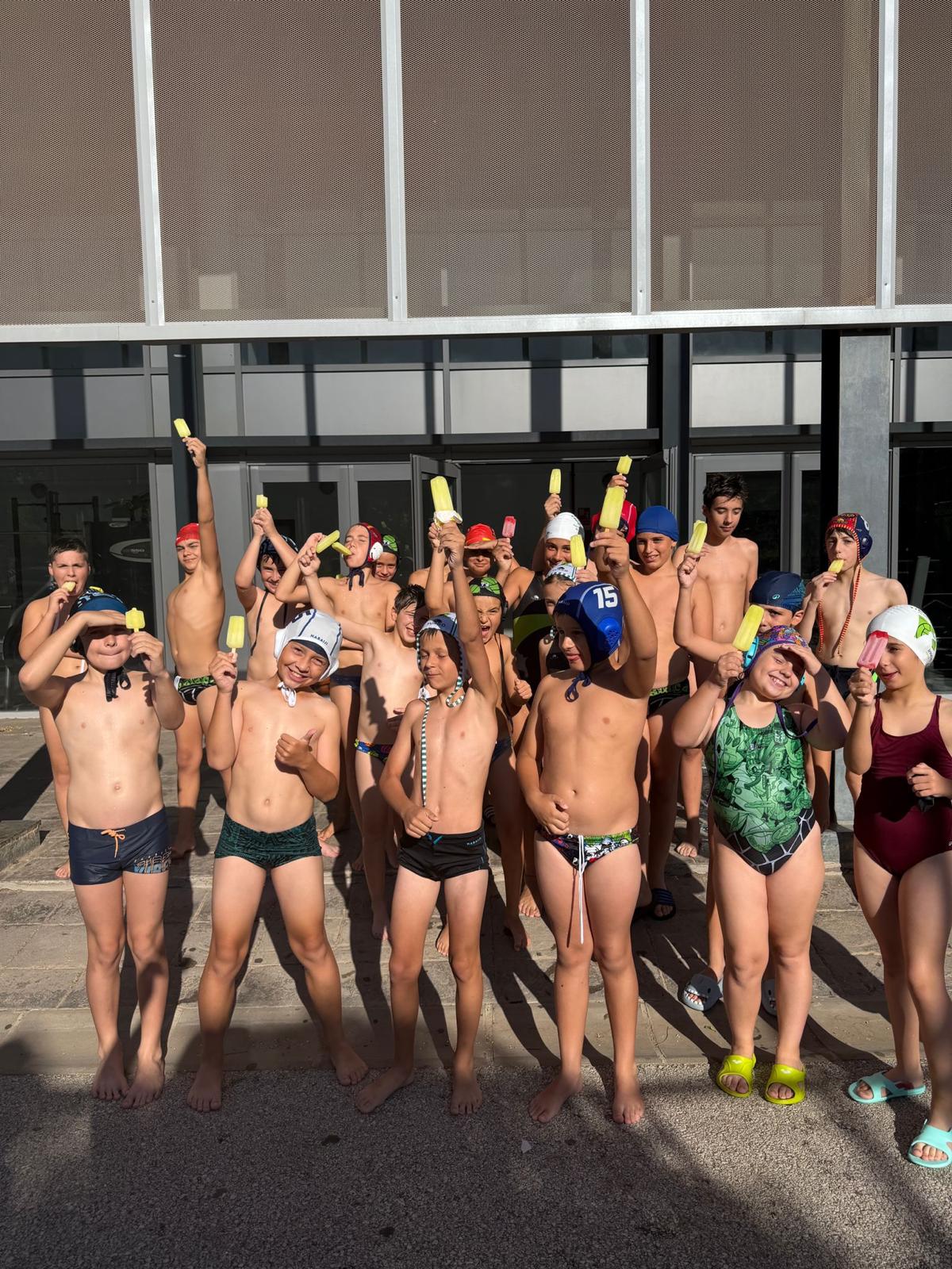 Niños y niñas de la escuela del Club Waterpolo Málaga celebrando el final de temporada