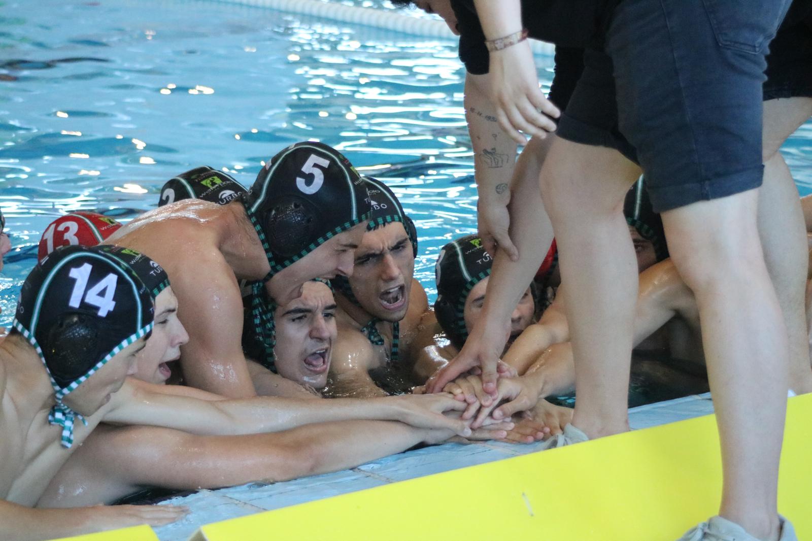Jugadores del Club Waterpolo Málaga unidos durante un partido
