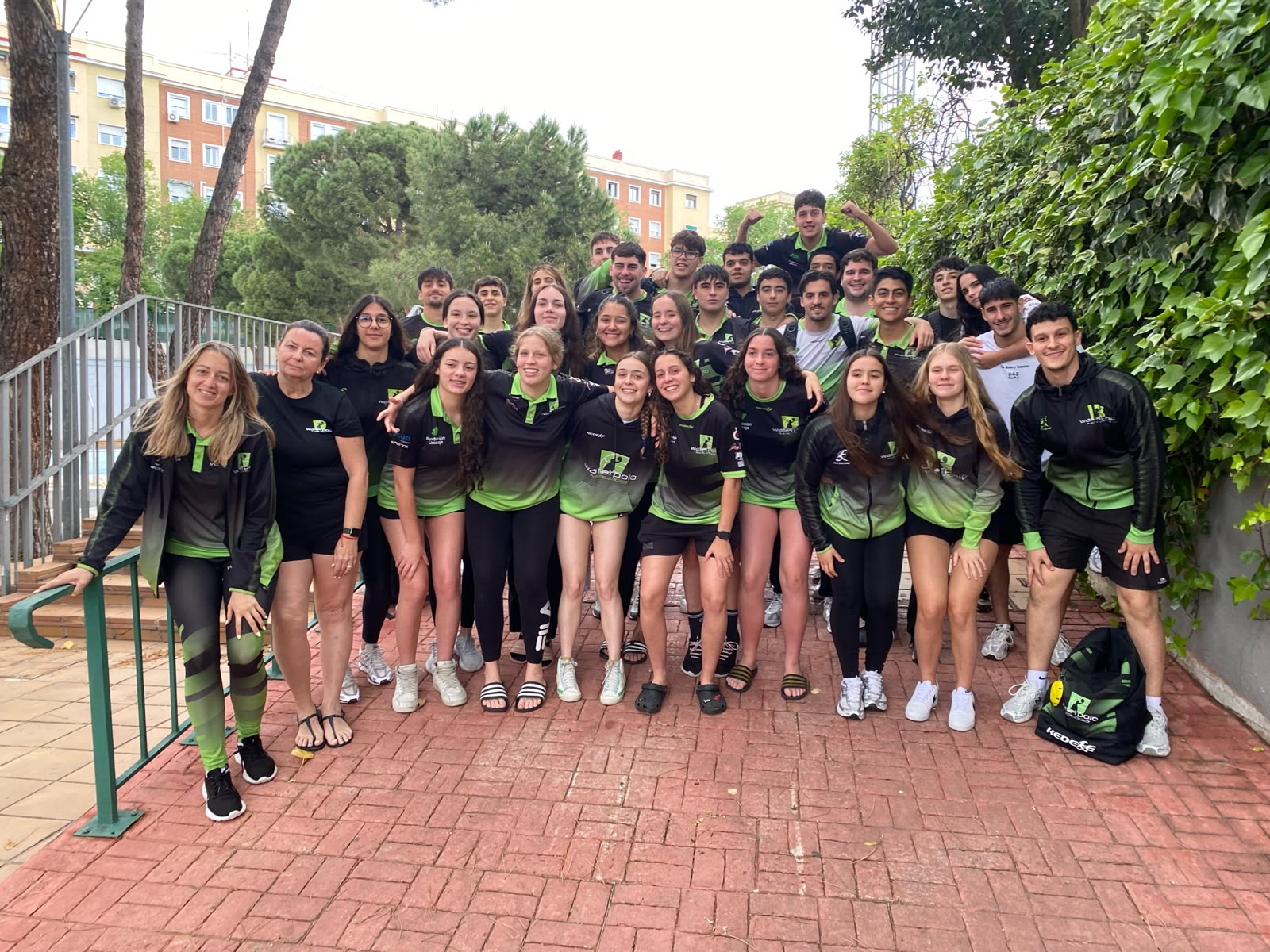 Jugadores y jugadoras de los equipos absolutos del Club Waterpolo Málaga